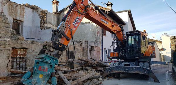 Immagine per Pieris, demolita la parte pericolante della casa di via del Treno. Attesa per la riapertura della via